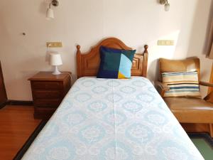 聖佩羅多索的住宿－Pensão David, B&B，一间卧室配有一张床和一把椅子