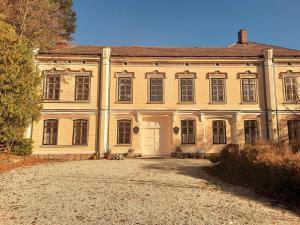 una casa grande con una entrada delante de ella en Sisi-Schloss Rudolfsvilla - Appartement Elisabeth, en Reichenau