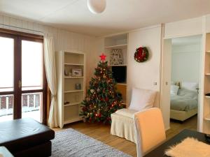 een woonkamer met een kerstboom erin bij Appartamento San Pellegrino in Passo San Pellegrino