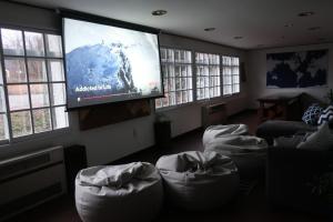 TV a/nebo společenská místnost v ubytování Starfall Lodge