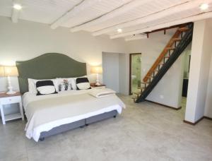 una camera con un grande letto e una scala di Crestwood Bed & Breakfast a Curryʼs Post