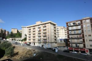 z góry widok na ulicę z budynkami i samochodami w obiekcie B&B ANGELO w mieście Caltanissetta