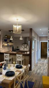 A kitchen or kitchenette at Apartamentos A Poniente