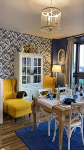 A seating area at Apartamentos A Poniente