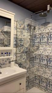 A bathroom at Apartamentos A Poniente