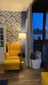 A seating area at Apartamentos A Poniente