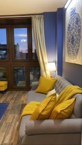 A seating area at Apartamentos A Poniente