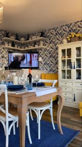 A television and/or entertainment centre at Apartamentos A Poniente
