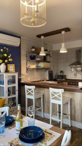 A kitchen or kitchenette at Apartamentos A Poniente