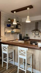 A kitchen or kitchenette at Apartamentos A Poniente