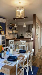 A kitchen or kitchenette at Apartamentos A Poniente