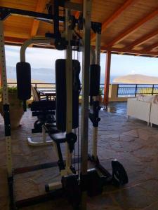 un gimnasio con vistas al océano en Luxus Tholos Bay en Thólos