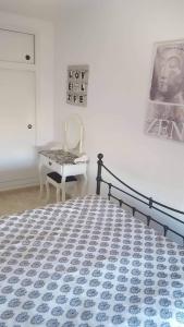 ein Schlafzimmer mit einem Bett und einem Tisch in einem Zimmer in der Unterkunft Luxury beach apartment in Torrevieja + 44 Fotos