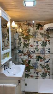 A bathroom at Apartamentos A Poniente