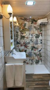 A bathroom at Apartamentos A Poniente