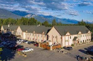 an aerial view of a town with cars parked in a parking lot at BEST WESTERN PLUS Valemount Inn & Suites in Valemount