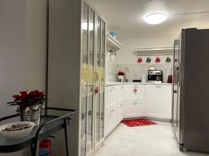 Köök või kööginurk majutusasutuses Vid Gekås Ullared Boende B&B