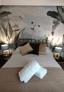 ein Schlafzimmer mit einem großen Bett und einem Blumenbild in der Unterkunft Apartamento Plaza Mayor Trujillo in Trujillo