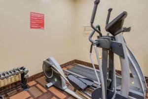 una habitación con un gimnasio con cinta de correr en Econo Lodge Lubbock I-27, en Lubbock