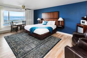Postel nebo postele na pokoji v ubytování Clarion Inn Surfrider Resort