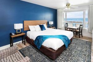 Postel nebo postele na pokoji v ubytování Clarion Inn Surfrider Resort + 29 fotografií