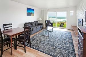 TV a/nebo společenská místnost v ubytování Clarion Inn Surfrider Resort