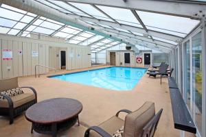 Bazén v ubytování Clarion Inn Surfrider Resort nebo v jeho okolí