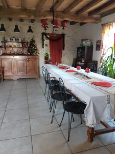 grande girondine aux portes du perigord في Bonneville-et-Saint-Avit-de-Fumadières: غرفة طعام كبيرة مع طاولة وكراسي طويلة