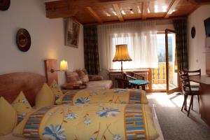 Postel nebo postele na pokoji v ubytování Schwarzwald-Gasthof Hirsch