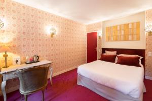 Ένα ή περισσότερα κρεβάτια σε δωμάτιο στο Logis - Hôtel & Restaurant du Tribunal