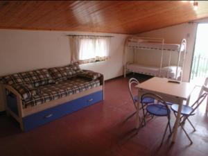 1 dormitorio con cama, mesa y escritorio en La Casa Del Mito, en Marina di Modica