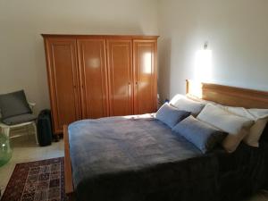 una camera da letto con letto, testiera e cuscini in legno di Casa Martin , 4 bedroom villa a Bisenti