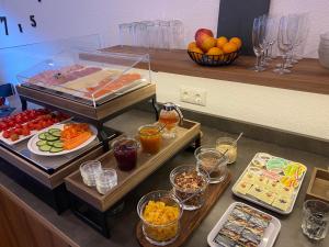 ein Buffet mit verschiedenen Speisen auf der Theke in der Unterkunft Appartement Pension St. Sebastian in Pettneu am Arlberg