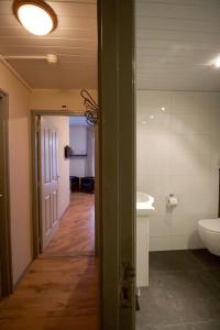 La salle de bains est pourvue d'un lavabo et de toilettes. dans l'établissement Hotel Brasserie de Kroon, à Gulpen