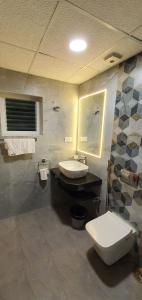 HOTEL FRIDAY INN tesisinde bir banyo