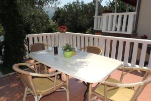 - Balcón con mesa blanca y sillas en Oaza duplex, en Dubrovnik