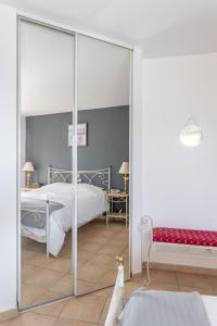 - une chambre avec un lit et un grand miroir dans l'établissement Appartement Standing Marseille 2 chambres 6 pers Clim Parking JO, à Marseille