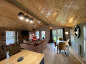 Gallery image of Roe Lodge at Owlet Hideaway - with Hot Tub, Near York in Seaton Ross