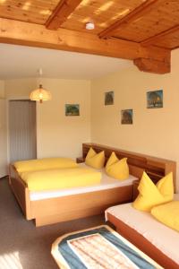 Postel nebo postele na pokoji v ubytování Schwarzwald-Gasthof Hirsch