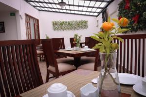 a table with a vase with a flower in it at Casa La Huerta in Tibasosa