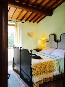 ein Schlafzimmer mit einem Bett in einem Zimmer mit einem Fenster in der Unterkunft Tenuta Vitalonga in Ficulle