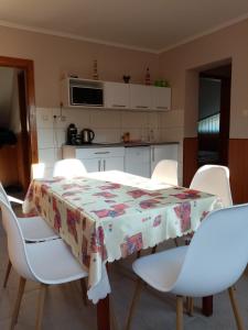 Kuchyňa alebo kuchynka v ubytovaní Apartman Pávai-Silye