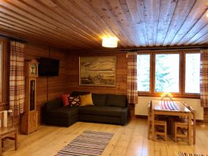 uma sala de estar com um sofá e uma mesa em Lake Sieri House em Rovaniemi