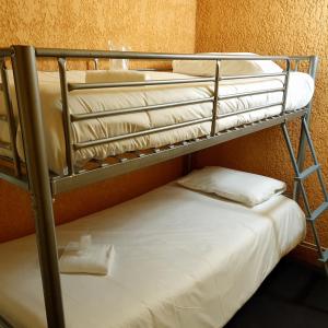 ein paar Etagenbetten in einem Zimmer in der Unterkunft Libre Hôtel in La Vespière