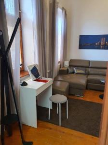 - un salon avec un bureau et un ordinateur portable dans l'établissement MONAR City center apartment free parking, à Košice