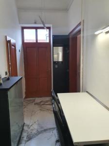 une pièce vide avec une table et une porte dans l'établissement MONAR City center apartment free parking, à Košice