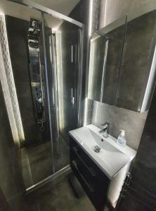 Kylpyhuone majoituspaikassa MONAR City center apartment free parking