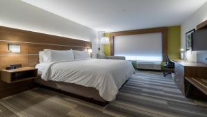 um quarto de hotel com uma cama e uma televisão em Holiday Inn Express & Suites - Marion, an IHG Hotel em Marion