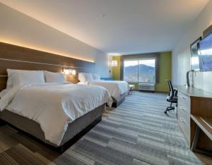 マリオンにあるHoliday Inn Express & Suites - Marion, an IHG Hotelのベッド2台とテレビが備わるホテルルームです。