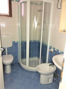 W łazience znajduje się prysznic, toaleta i umywalka. w obiekcie Villa Agavi 3 w Bibione